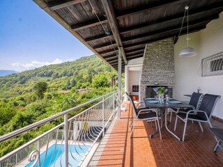 Ca. 20?m² großer, überdachter Sonnenbalkon mit traumhaftem Panoramablick auf den See und die Berg...