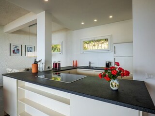 Offene, gut ausgestattete Küche mit Cerankochfeld, Backofen, Geschirrspülmaschine, Saeco-Kaffeevo...