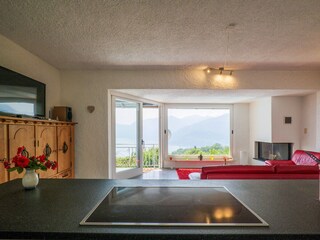 Offene, gut ausgestattete Küche mit Cerankochfeld, Backofen, Geschirrspülmaschine, Saeco-Kaffeevo...