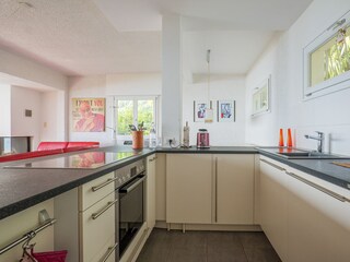 Offene, gut ausgestattete Küche mit Cerankochfeld, Backofen, Geschirrspülmaschine, Saeco-Kaffeevo...