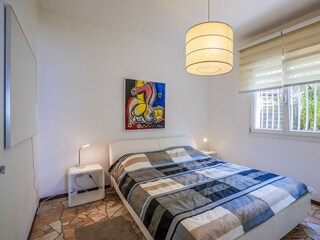 Schlafzimmer mit Doppelbett (durchgehende Matratze: ca. 1,60 m× 2,00 m)