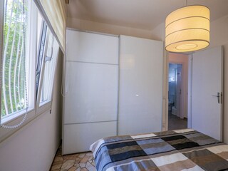 Schlafzimmer mit Doppelbett (durchgehende Matratze: ca. 1,60 m× 2,00 m)