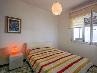 2. Schlafzimmer mit Doppelbett (durchgehende Matratze: ca. 1,40 m × 2,00 m)