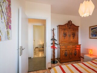 2. Schlafzimmer mit Doppelbett (durchgehende Matratze: ca. 1,40 m × 2,00 m)