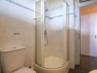 Freundliches Badezimmer mit Dusche, Bidet und Fenster