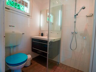 Freundliches Badezimmer mit Dusche, Bidet und Fenster