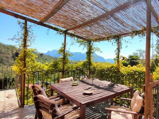 Ca. 14 m² großer Balkon mit Blick ins Grüne