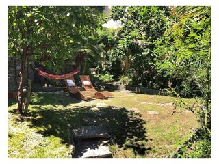 Ca. 300 m² großer Hanggarten mit schönem Seeblick