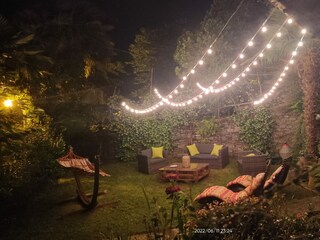 Ca. 300 m² großer Hanggarten bei Nacht