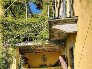 Ca. 10 m² große überdachte Terrasse mit Blick ins Grüne
