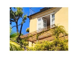 Ca. 10 m² große überdachte Terrasse mit Blick ins Grüne