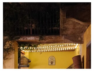 Ca. 10 m² große überdachte Terrasse bei Nacht