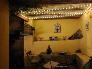 Ca. 10 m² große überdachte Terrasse bei Nacht