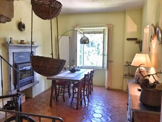 Esszimmer mit Deckenmalereien und Kamin