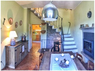 Esszimmer mit Deckenmalereien und Kamin