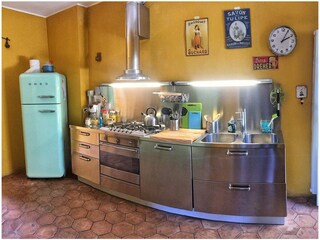 Gut ausgestattete separate Küche