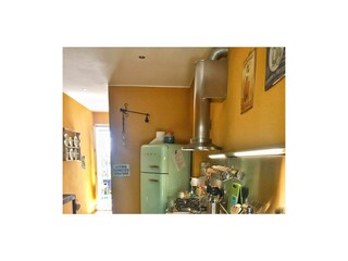 Gut ausgestattete separate Küche