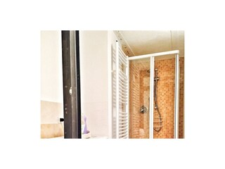 Bad mit Dusche, Bidet und Waschmaschine