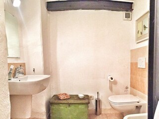 Bad mit Dusche, Bidet und Waschmaschine