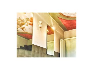 Badezimmer mit Eckbadewanne, Doppelwaschbecken, Bidet, Deckenmalereien, schöner Seesicht und Fenster