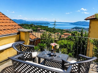Ca. 18 m² große Dachterrasse mit Loungemöbeln und fantastischer Sicht auf den See und die Berge