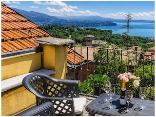 Ca. 18 m² große Dachterrasse mit Loungemöbeln und fantastischer Sicht auf den See und die Berge