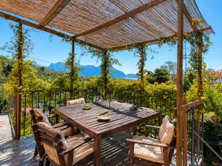 Ca. 14 m² großer Balkon mit Blick ins Grüne
