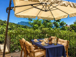Ca. 14 m² großer Balkon mit Blick ins Grüne