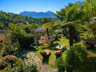Ca. 300 m² großer Hanggarten mit schönem Seeblick