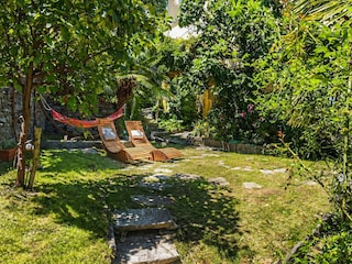 Ca. 300 m² großer Hanggarten mit schönem Seeblick