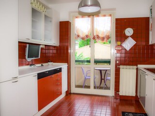 Gut ausgestattete separate Küche mit Geschirrspülmaschine