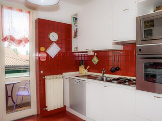 Gut ausgestattete separate Küche mit Geschirrspülmaschine