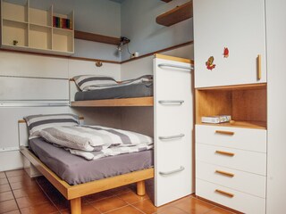 2. Schlafzimmer mit ausziehbarem Etagenbett