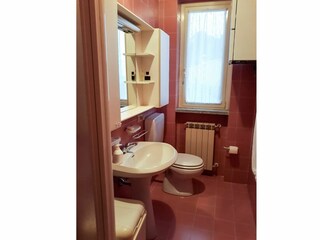 1. freundliches Badezimmer mit Dusche