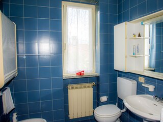 2. freundliches Badezimmer mit Sitzbadewanne