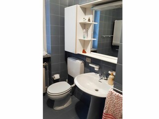 2. freundliches Badezimmer mit Sitzbadewanne