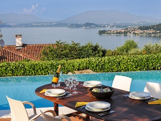 Ca. 22 m² große, überdachte Terrasse mit traumhafter Sicht auf die Orte Mèina und Solcio, die Ber...