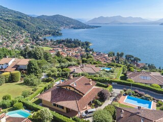 Traumhafte Sicht auf die Orte Mèina und Solcio, die Berge und den See