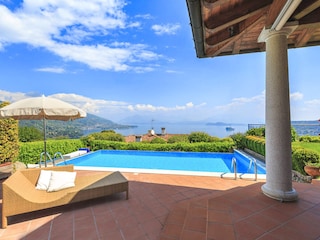 Ca. 9 m x 5 m x 1,5 m großer Infinity Pool