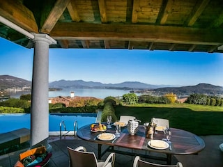 Ca. 22 m² große, überdachte Terrasse mit traumhafter Sicht auf die Orte Mèina und Solcio, die Ber...