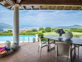 Ca. 22 m² große, überdachte Terrasse mit traumhafter Sicht auf die Orte Mèina und Solcio, die Ber...