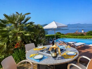 Ca. 9 m x 5 m x 1,5 m großer Infinity Pool