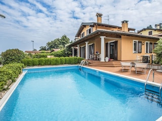 Ca. 9 m x 5 m x 1,5 m großer Infinity Pool