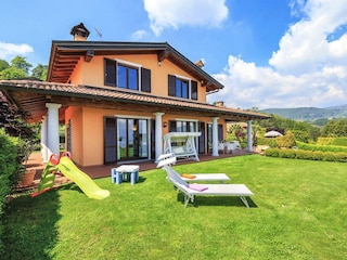 Ca. 800 m² großer Hanggarten mit Barbecue, kleiner Rutsche