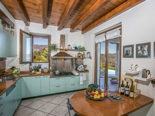 Großzügige, gut ausgestattete moderne Küche