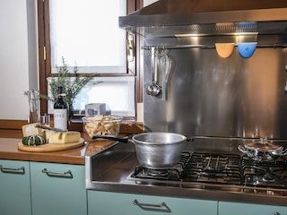 Großzügige, gut ausgestattete moderne Küche