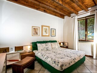 Eins von vier Schlafzimmern mit Doppelbett