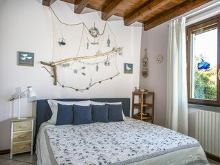 Eins von vier Schlafzimmern mit Doppelbett