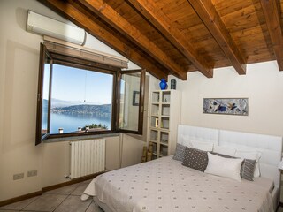 Eins von vier Schlafzimmern mit Doppelbett