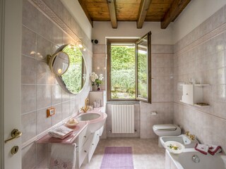 Eins von drei Badezimmern